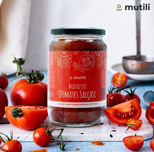 Mutili doğal domates salçası.